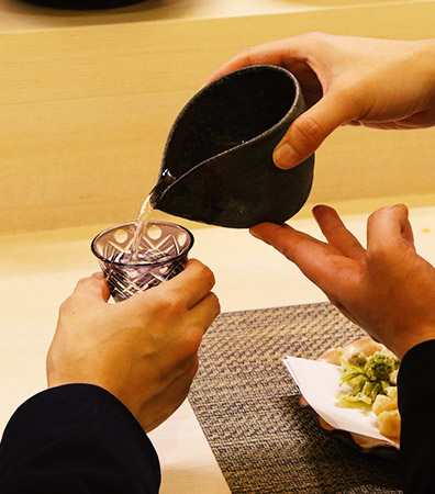 日本酒注ぐ